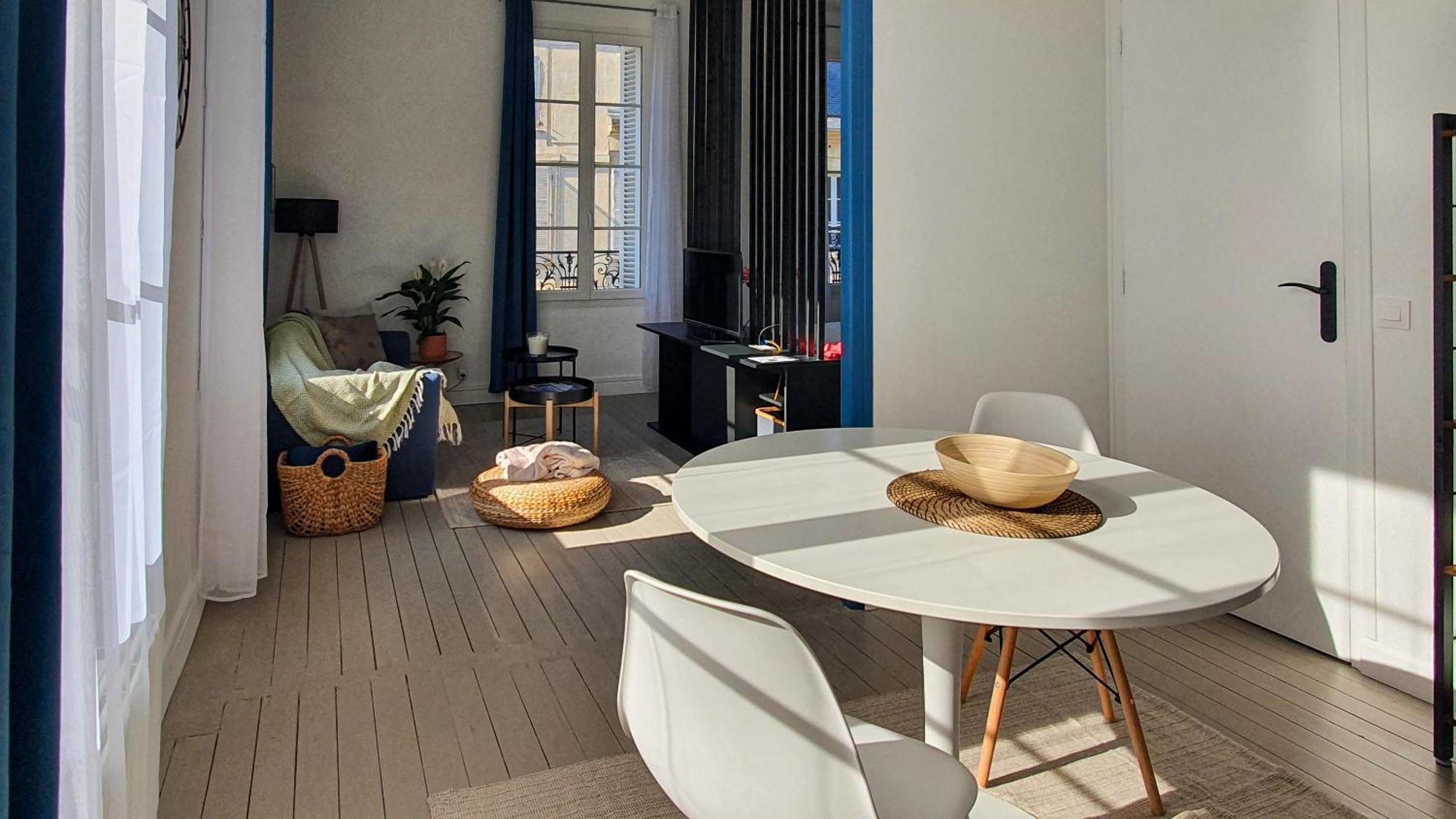 Charming Studio With View Of The Abbaye-Aux-Hommes Caen Ruang foto