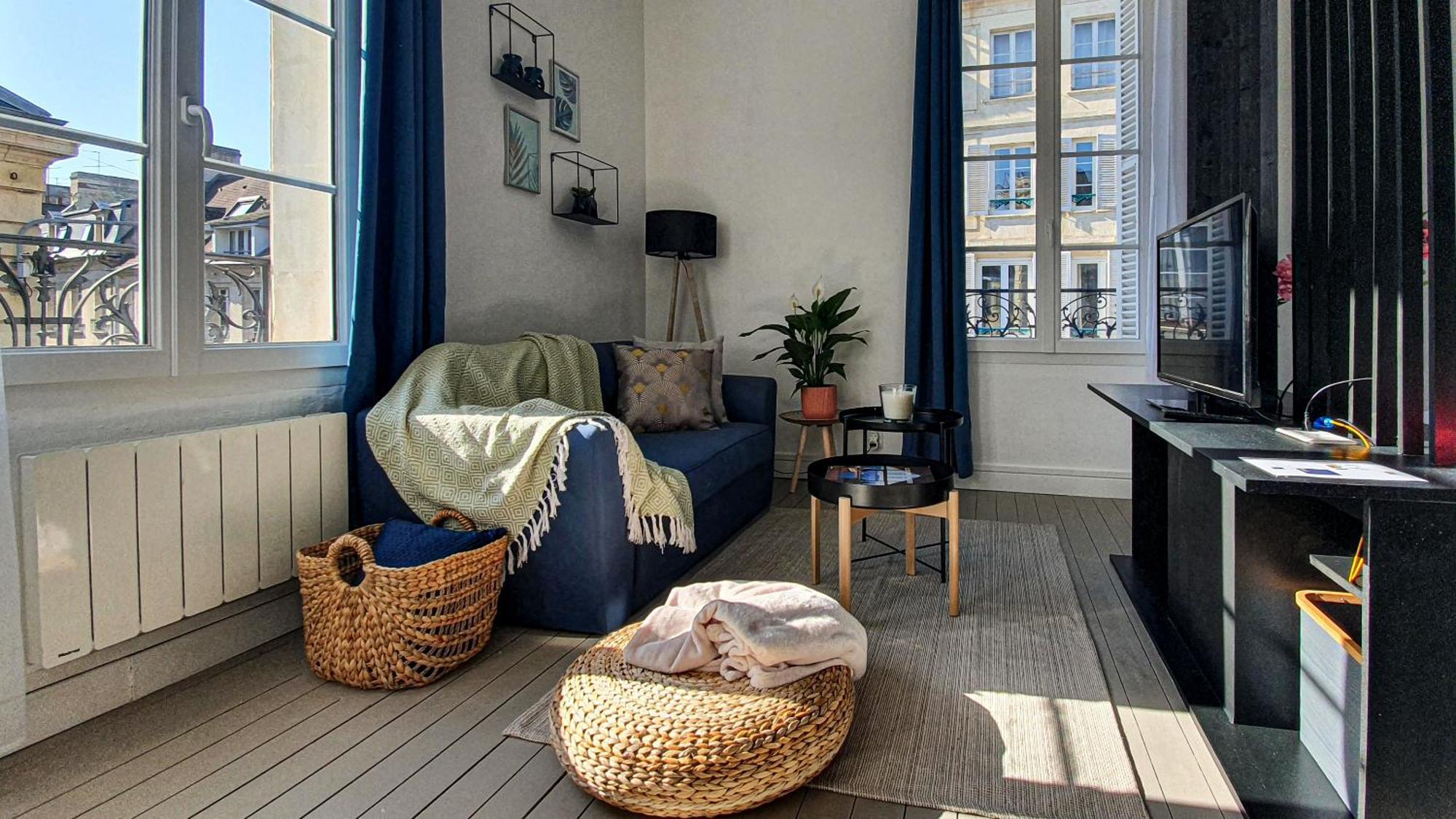 Charming Studio With View Of The Abbaye-Aux-Hommes Caen Ruang foto